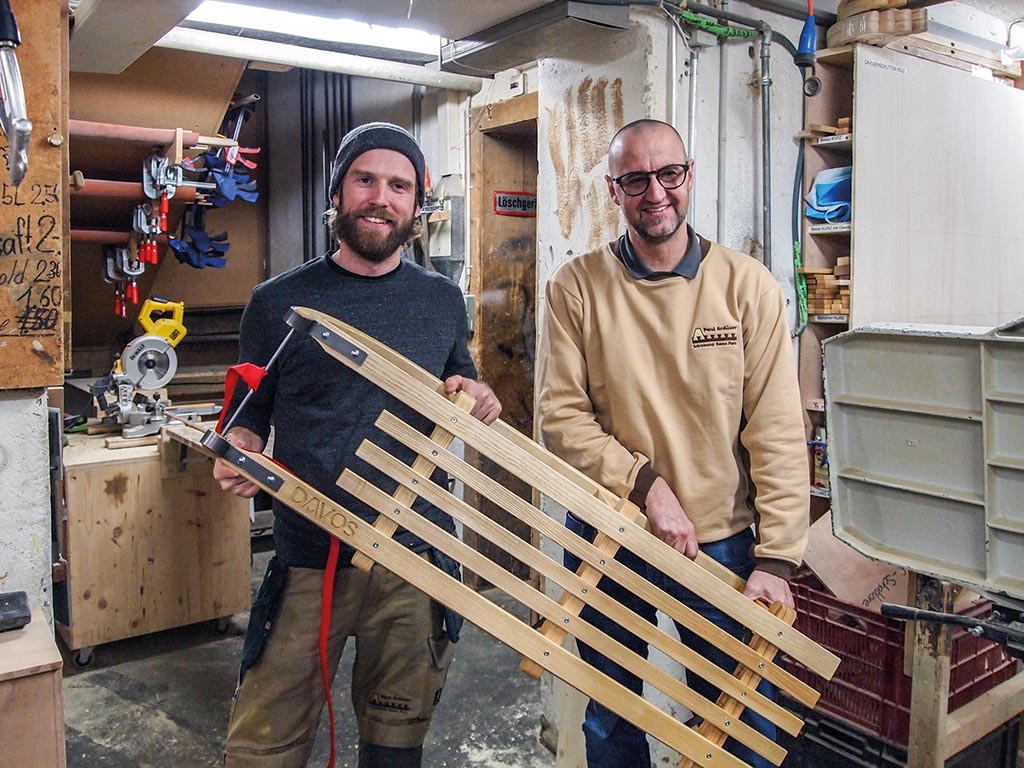 Remo Brülhart und Paul Ardüser bauen wieder die klassischen Davoser Schlitten.