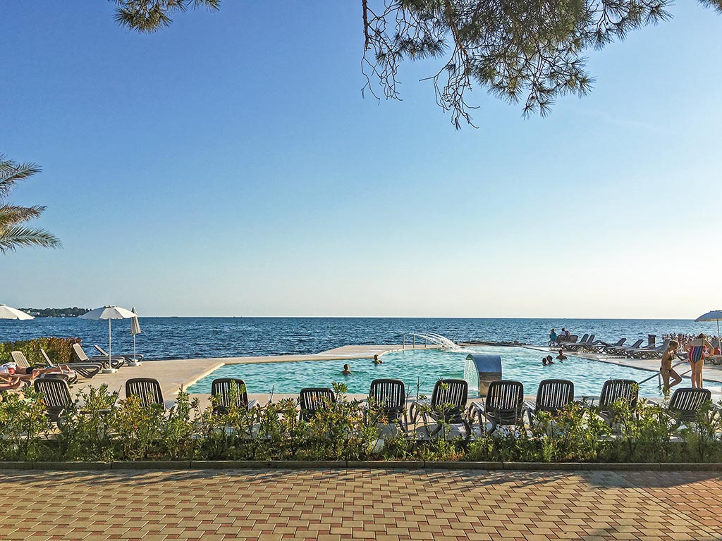 Pool am Strand des Boutique Camps Materada Beach