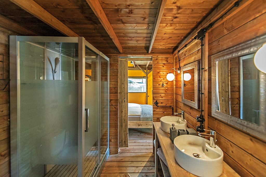 Badezimmer mit Waschbecken, WC und Rainshower-Dusche