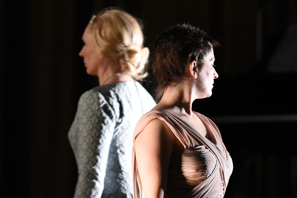 MiR – Die Passagierin, Hanna Dóra Sturludóttir, Ilia Papandreou