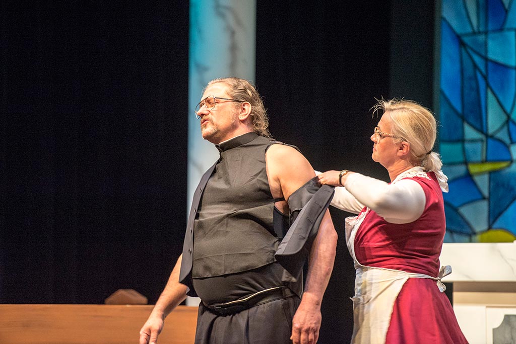 Martin Zaik als Pastor und Silke Volkner als seine Haushälterin Frau Teufel