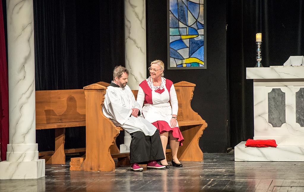 Küster Behrend (Heiko Büscher) bekommt Zuspruch von Frau Teufel