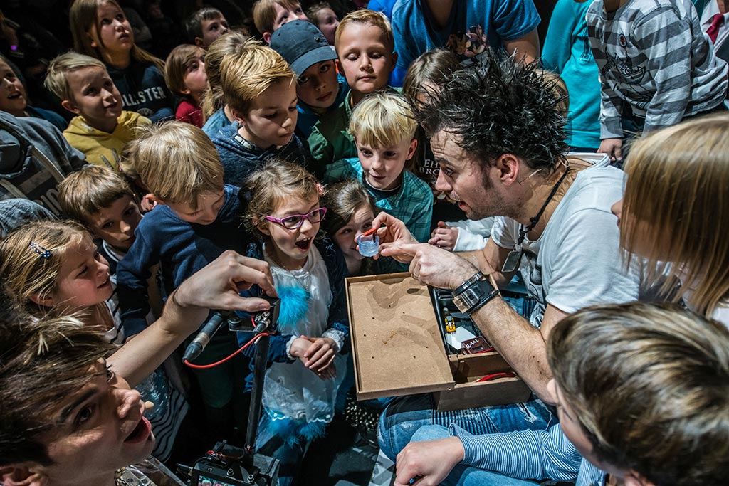 Auch die kleinen Zuschauer sind fasziniert.