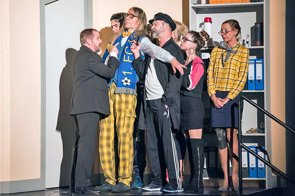 DFB-Funktionär Fritz Walter (Heiko Büscher) zeigt den Vereinsmitgliedern, wo der Hammer hängt.