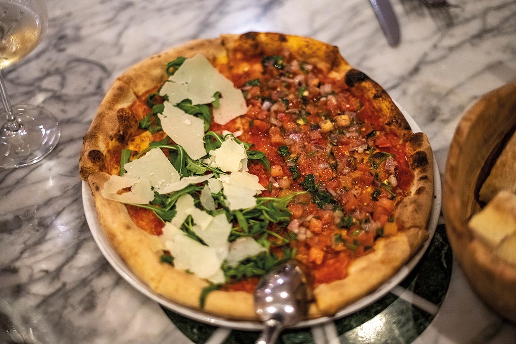 Foccacia mit frischen Tomaten, Zwiebeln, Rucola und Parmesan
