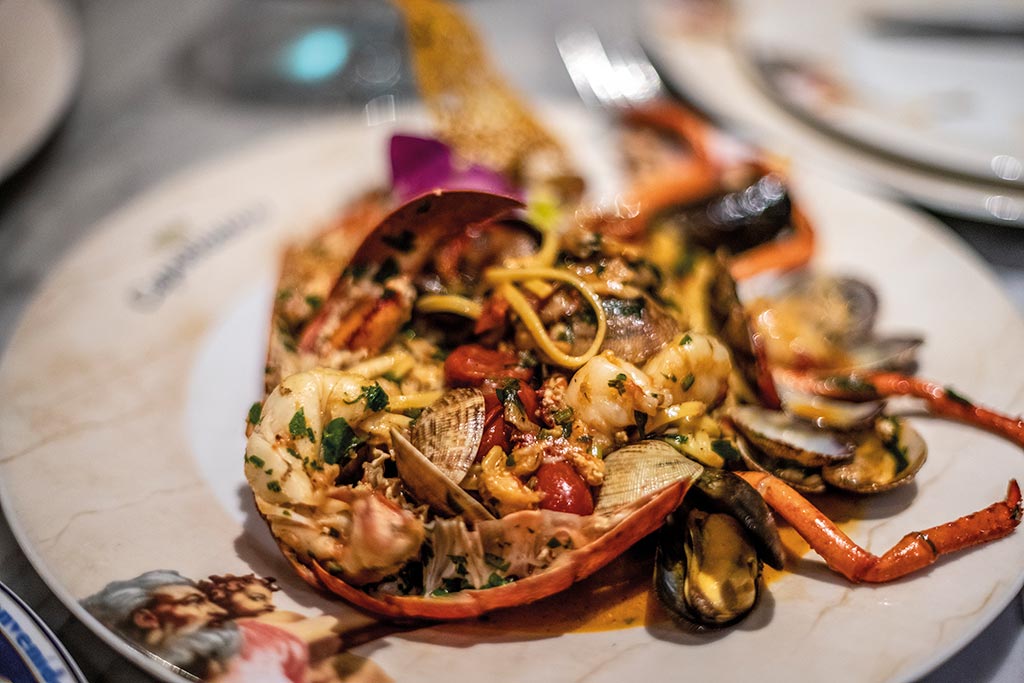 Halber Hummer mit Vongole auf Linguine