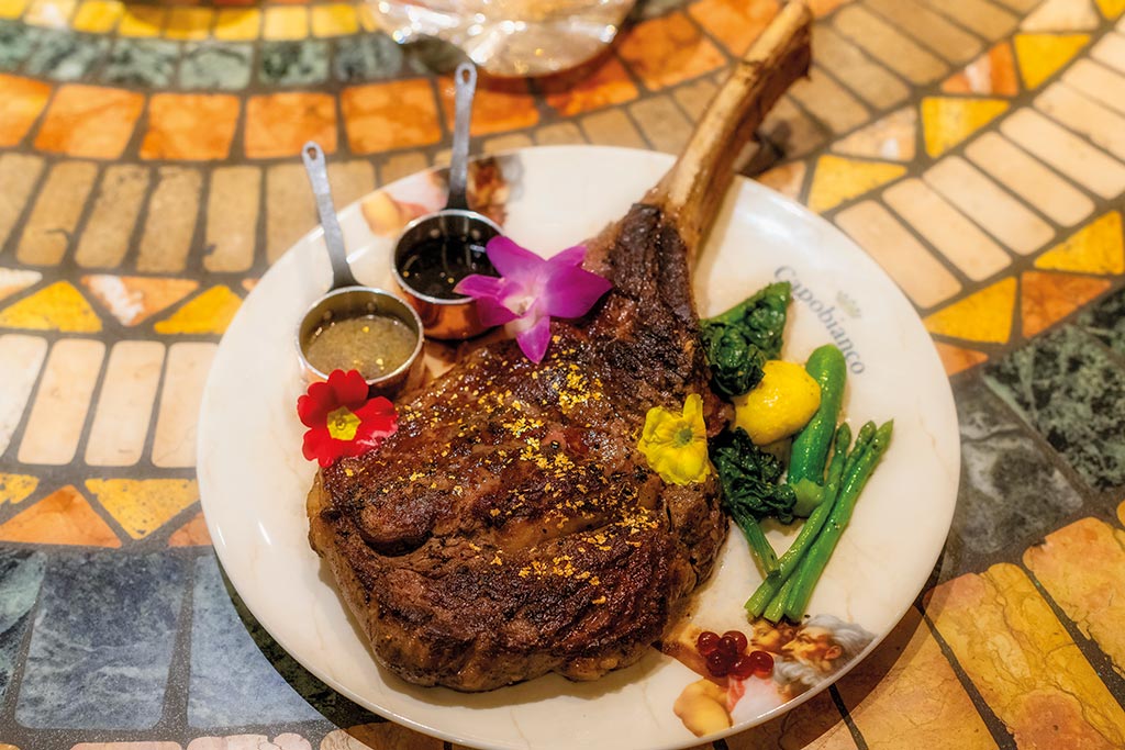Dry Aged Tomahawk Steak vom Grill mit Blattgoldflocken