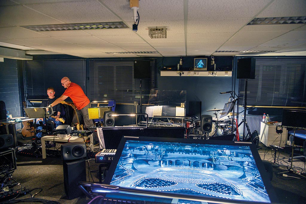 Die siebenköpfige Band sitzt bei STARLIGHT EXPRESS direkt unter der Bühne und spielt jeden Abend live.