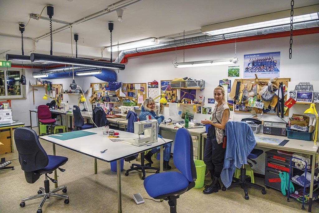 Regina Appelbaum-Corben und Gudrun Fricke in der Schneiderei des Theaters
