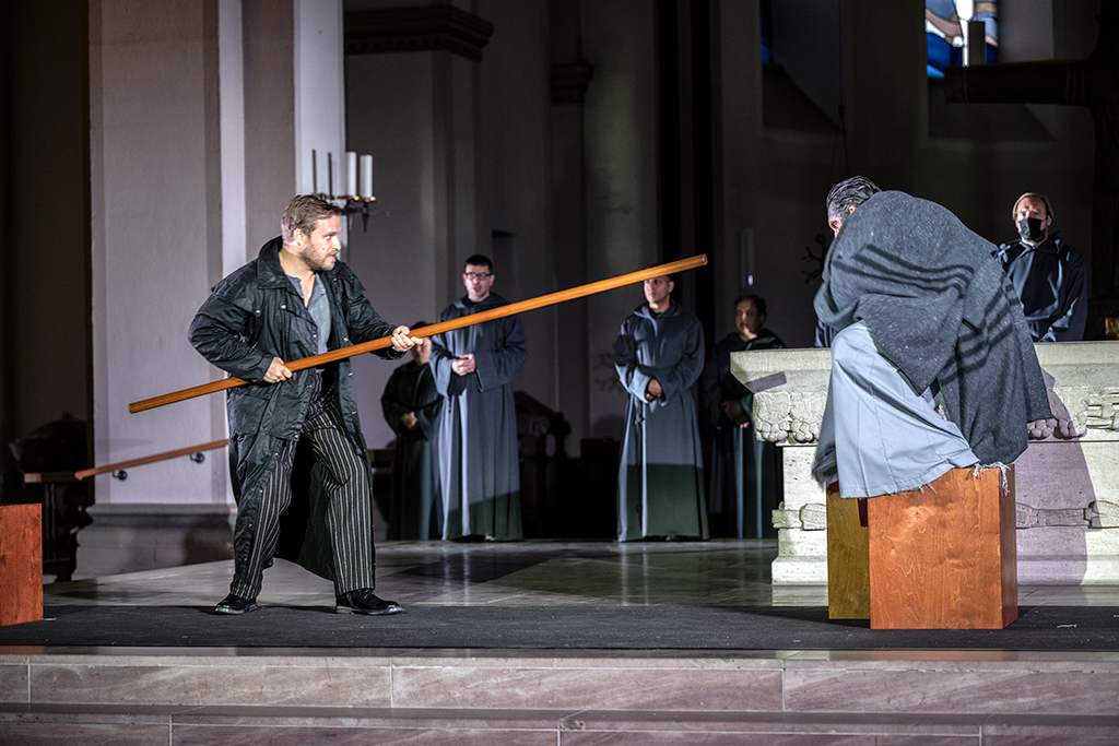 Curlew River: Der Fährmann will die verrückte Frau nicht mitnehmen