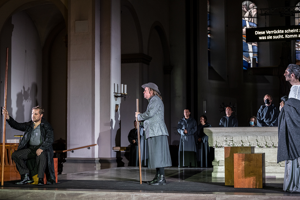 Curlew River: Der Reisende setzt sich für die verrückte Frau ein