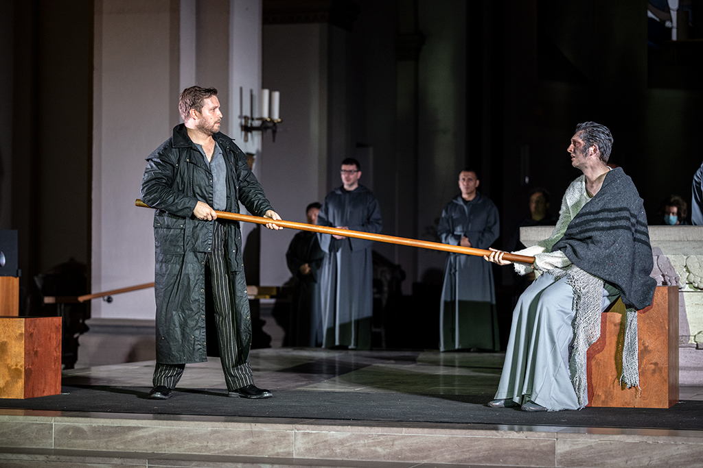 Curlew River: Der Fährmann erkennt, das die Verrückte die Mutter des unbekannten Kindes ist