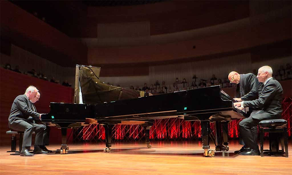 v. l. Martin Litton, Chris Hopkins, Dado Moroni und Louis Mazetier an den Flügeln