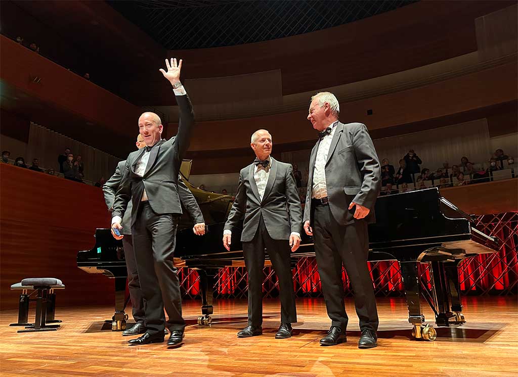 Die vier Musiker verabschieden sich unter tobendem Applaus