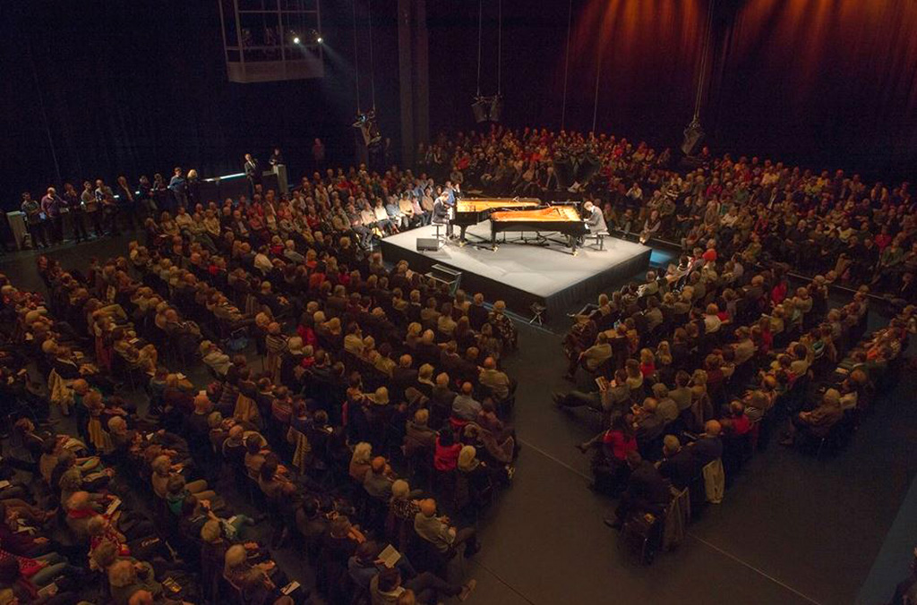 Zwei Flügel in der Mitte